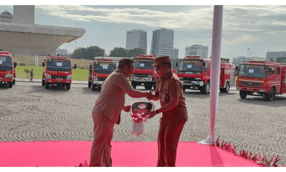Pramono Hibahkan 14 Unit Mobil Pemadam Kebakaran ke Sejumlah Daerah, Targetkan Lanjut Tahun Depan