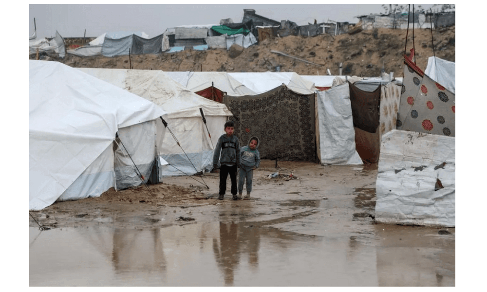 Warga Gaza Bongkar Reruntuhan Bangunan untuk Perkuat Tenda Darurat di Tengah Badai Musim Dingin