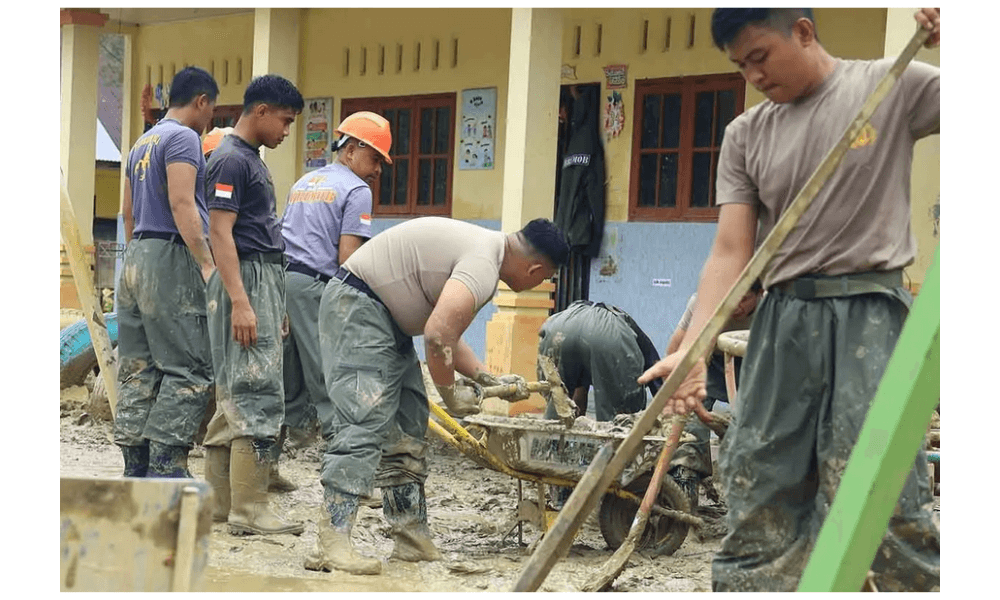 Polri Bersihkan Sekolah Terdampak Banjir di Aceh Tamiang demi Pulihkan Kegiatan Belajar Mengajar