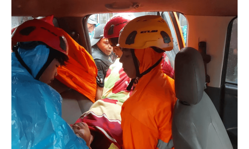 Longsor Timbun Rumah di Ngungun Agam, Tiga Warga Luka dan Akses Jalan Terputus