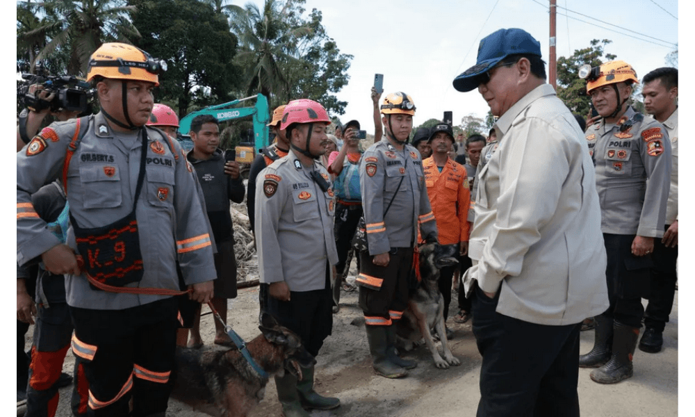 Presiden Prabowo Hentikan Iring-Iringan untuk Sapa Polisi dan Warga di Lokasi Banjir Bandang Tapanuli Selatan