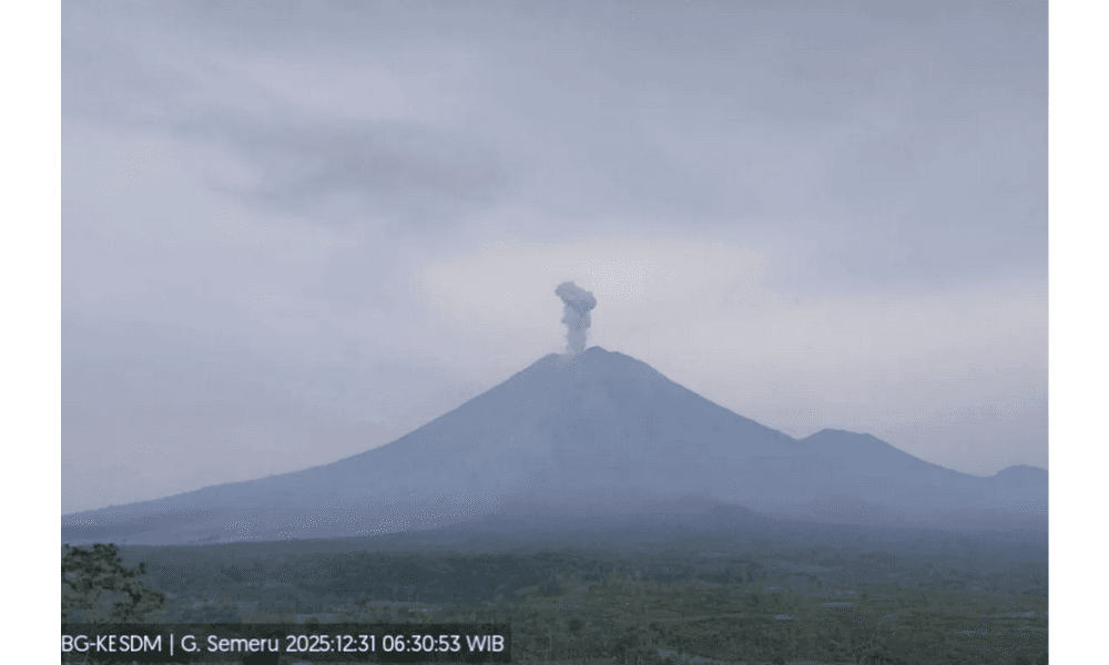 Gunung Semeru Erupsi Tiga Kali di Hari Terakhir 2025, Warga Diminta Jauhi Zona Merah