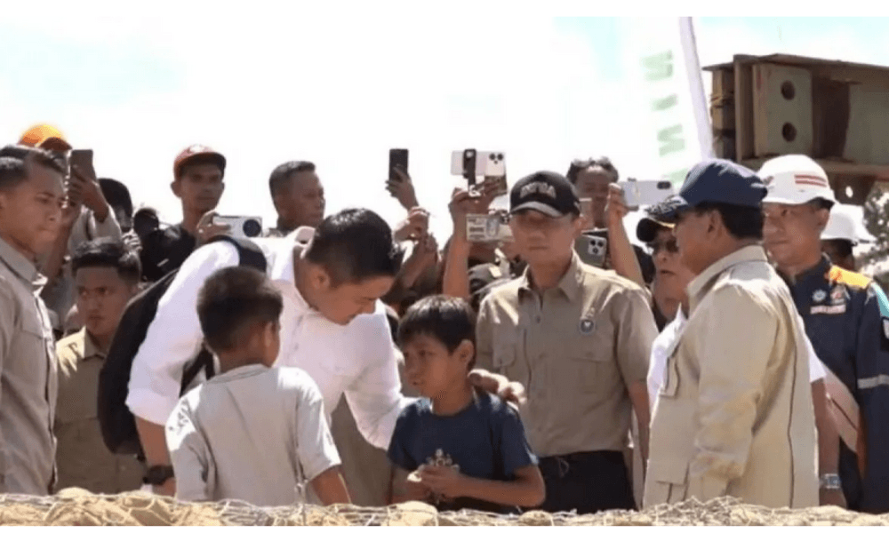 Kunjungi Lokasi Bencana di Tapanuli Selatan, Presiden Prabowo Disambut Anak-Anak, Seskab Teddy Bagikan Permen
