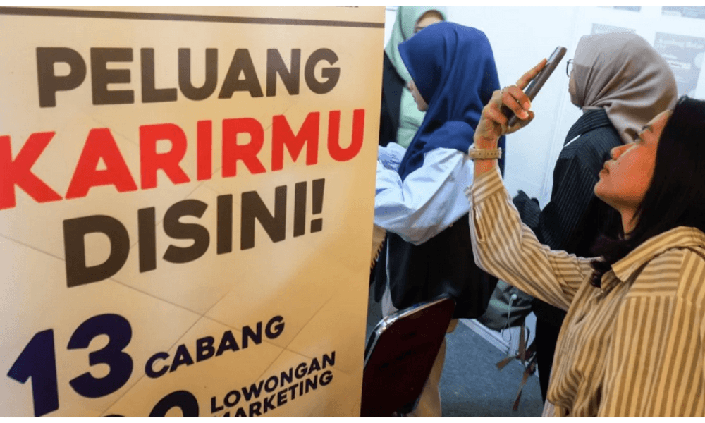 Gen Z dan Tantangan Ekonomi 2025: Antara #KaburAjaDulu dan Realitas In This Economy