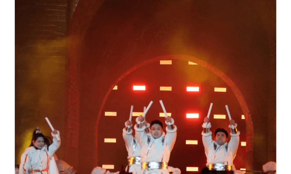 Beijing Rayakan Tahun Baru 2026 di Tembok Besar Juyongguan Tanpa Kembang Api, Suguhkan Drum Raksasa dan Cahaya Spektakuler