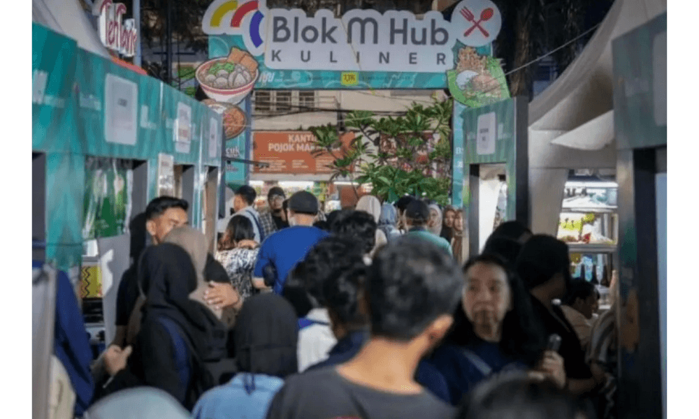 Warga Tetap Antusias Rayakan Tahun Baru 2026 di Blok M Meski Tanpa Kembang Api