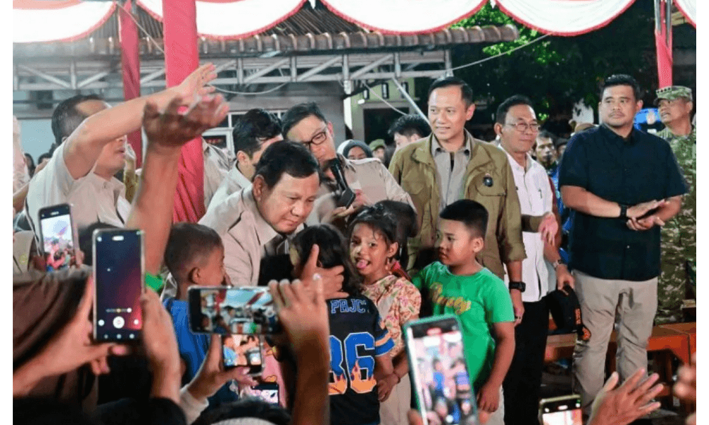 Rayakan Tahun Baru di Posko Pengungsian Tapsel, Prabowo: “Presidenmu Tidak Akan Pernah Meninggalkan Kalian”