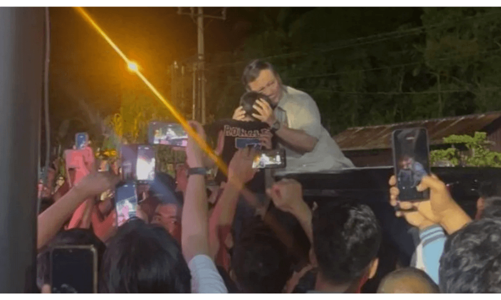 Presiden Prabowo Peluk Anak Pengungsi di Tapanuli Selatan, Saksikan Antusiasme Warga Sambut Tahun Baru