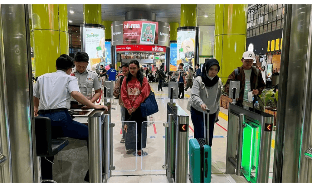 Penjualan Tiket Kereta Tembus 3,8 Juta Selama Libur Natal dan Tahun Baru, KAI Catat Lonjakan Permintaan