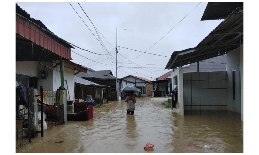 Banjir Rendam Ratusan Rumah di Padang, Warga Terpaksa Bersiap Mengungsi ke Masjid