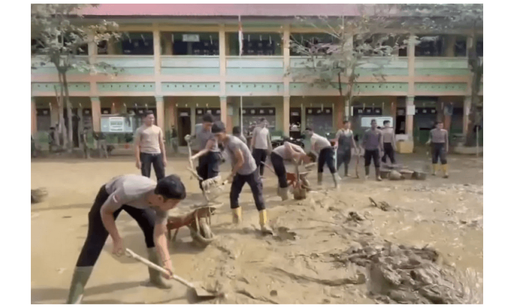 Polri Bantu Bersihkan Sekolah Terdampak Banjir di Aceh Tamiang, SD Negeri 1 Karang Baru Siap Digunakan Kembali