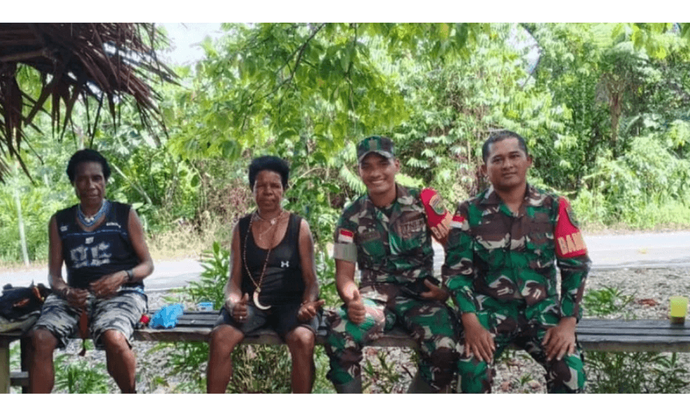Babinsa Koramil Benawa Jalin Kedekatan dengan Warga Yalimo Lewat Silaturahmi di Kampung