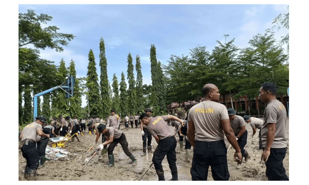Polri Bantu Bersihkan Sekolah Terdampak Banjir di Aceh Utara, Dukung Pemulihan Jelang KBM 5 Januari