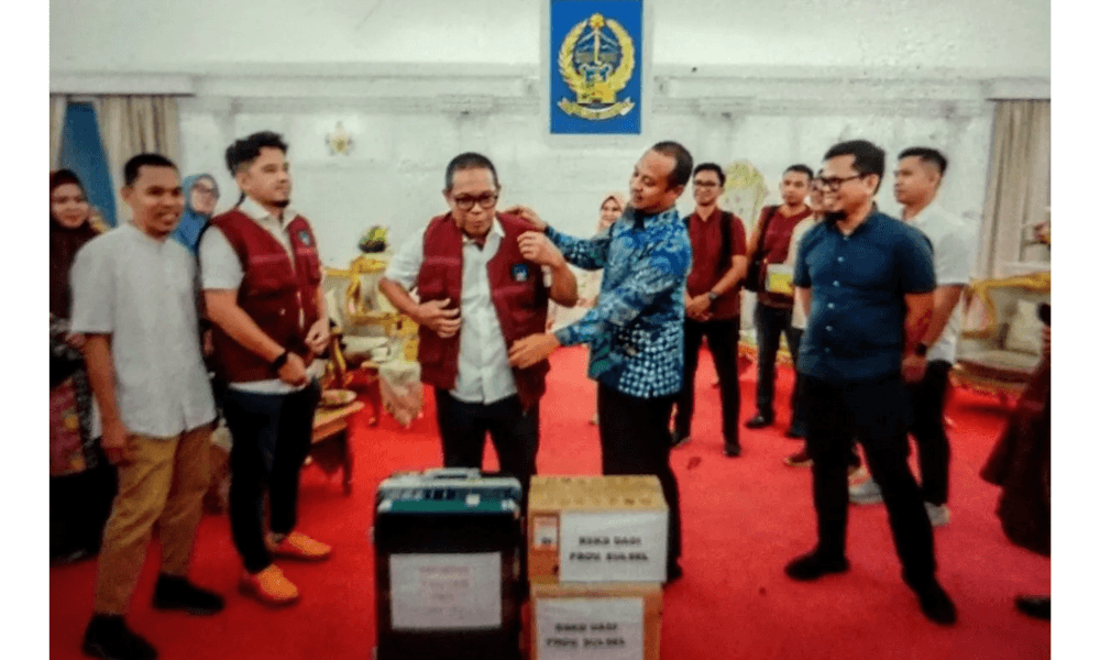 Gubernur Sulsel Terima Bantuan Yagatra FH Unhas dan Pemkab Bone untuk Korban Bencana di Sumatera