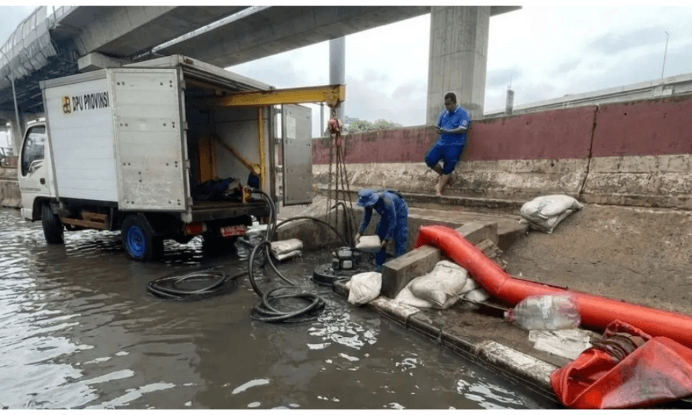 DKI Antisipasi Banjir Rob hingga 7 Januari, Siagakan Pompa dan Bangun Tanggul Darurat di Pesisir
