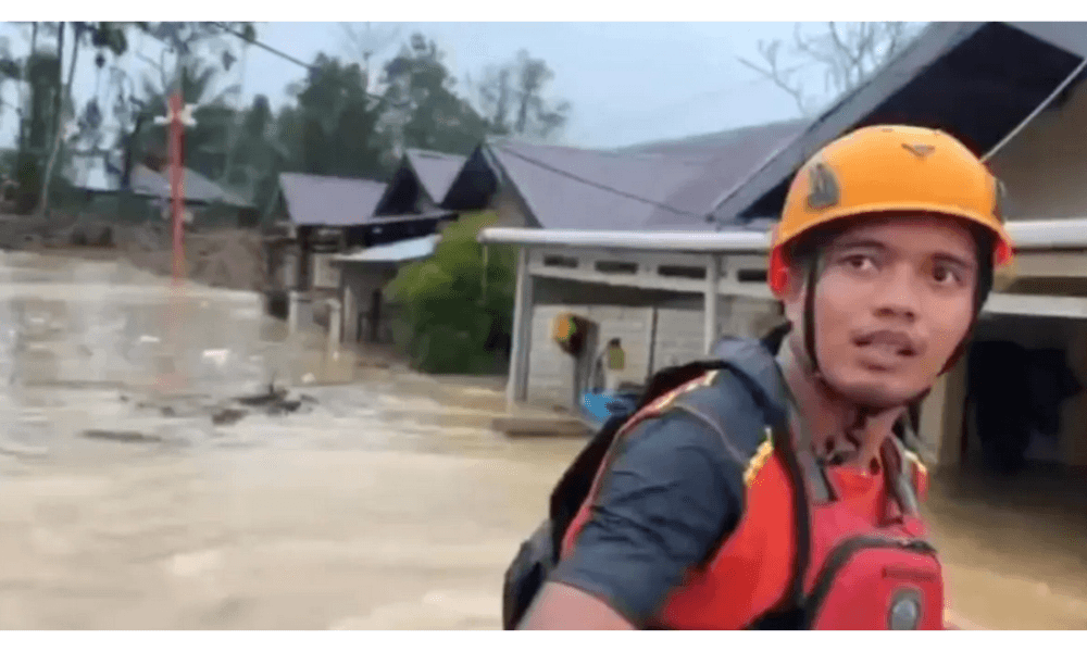 Tim SAR Evakuasi Warga Terjebak Banjir di Padang Hingga Malam Hari