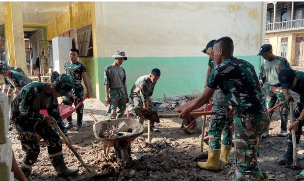 Jelang Semester Baru, TNI Bersihkan Sekolah Terdampak Bencana di Aceh