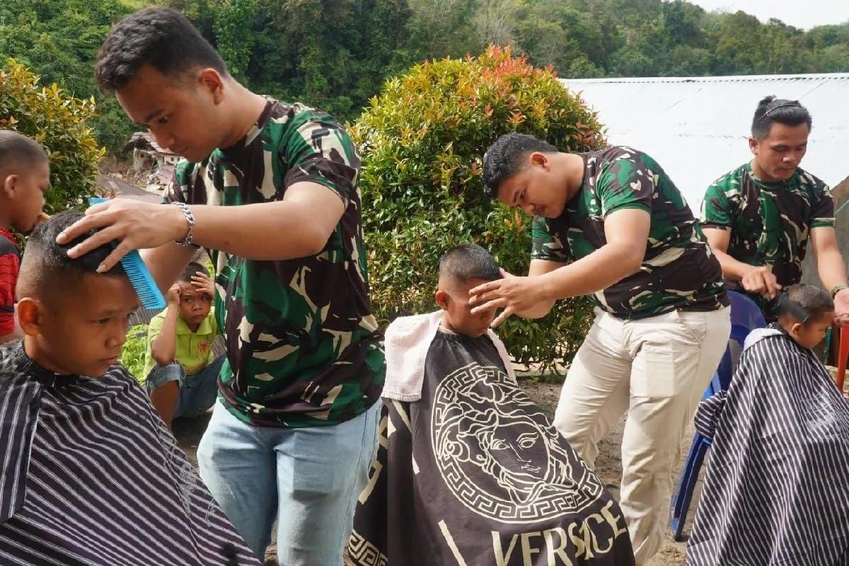 TNI Fasilitasi Cukur Rambut Gratis untuk Anak Pengungsi Bencana di Tapanuli Utara, Sambut Tahun Ajaran Baru dengan Semangat