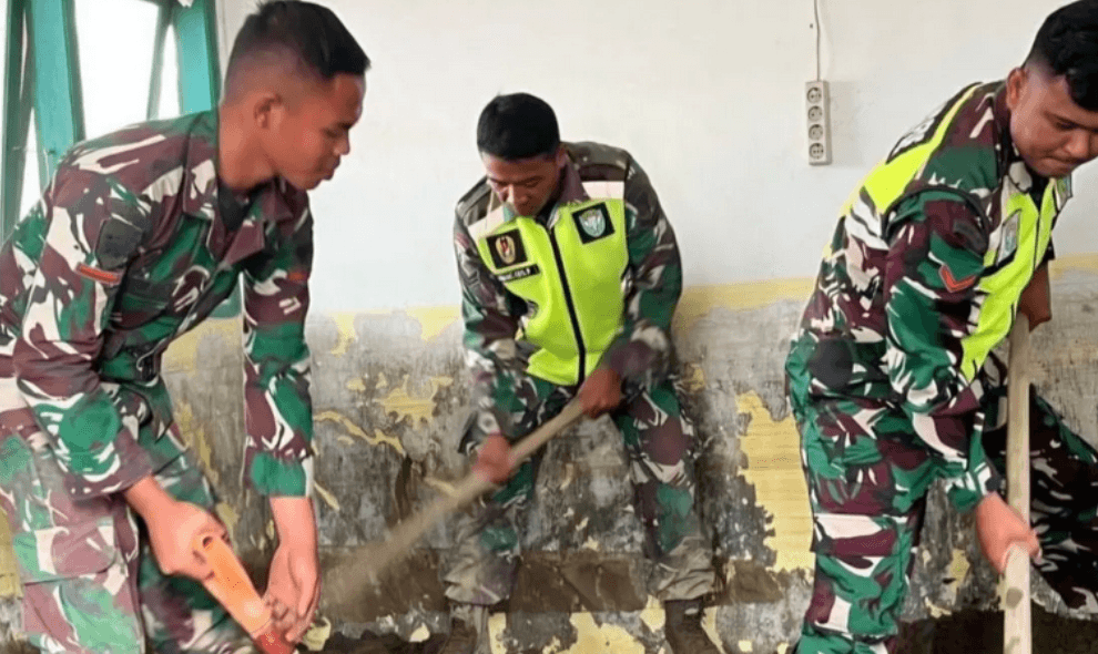 Pemulihan Pascabencana, TNI dan Warga Bersihkan Polindes dan Sekolah di Aceh Utara
