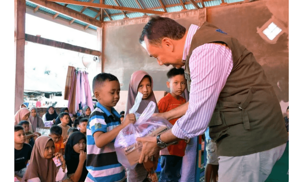 Agam Salurkan Bantuan Seragam Sekolah untuk 1.800 Pelajar Korban Bencana Hidrometeorologi