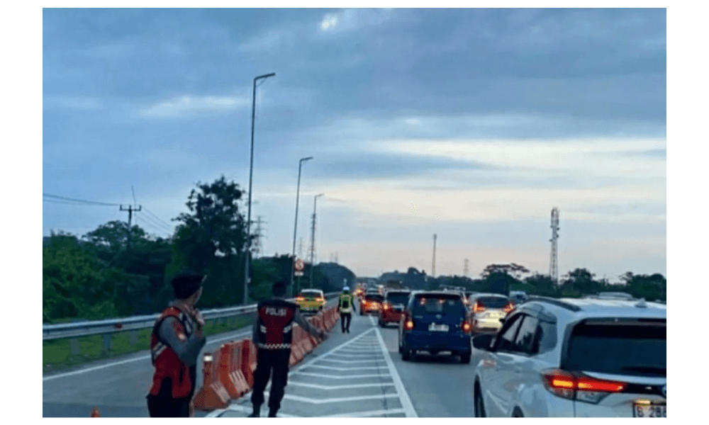 Arus Balik Nataru Meningkat Tajam, Polres Karawang Maksimalkan Pengamanan Tol Jakarta - Cikampek