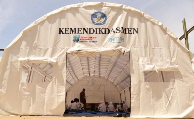 Siswa SMA Negeri 12 Padang Belajar di Tenda Darurat Pascabanjir Bandang