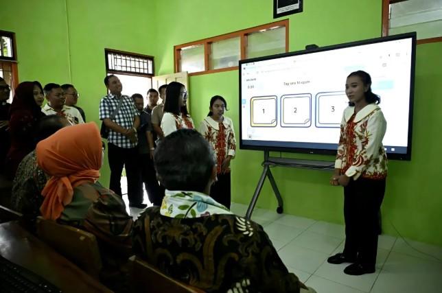 Wamendikdasmen Tinjau Digitalisasi Pembelajaran dengan Interactive Flat Panel di Sekolah Blora