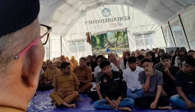 Terdampak Banjir Bandang, Pelajar SMA Negeri 2 Meureudu Belajar di Tenda Darurat