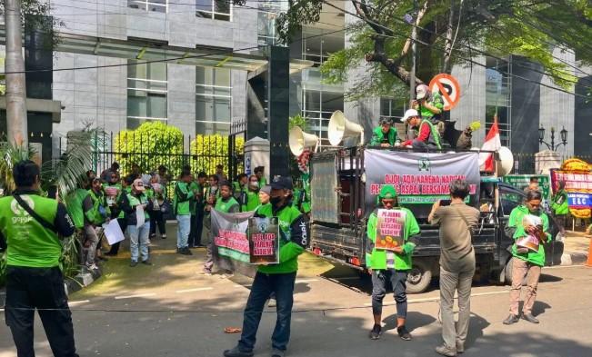 Ojol Demo di PN Jakpus Dukung Nadiem saat Sidang Perdana Kasus Korupsi Digitalisasi Pendidikan