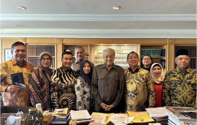 Mahathir Mohamad Dirawat di IJN Setelah Terjatuh di Rumah, Belum Ada Keterangan Resmi soal Kondisinya