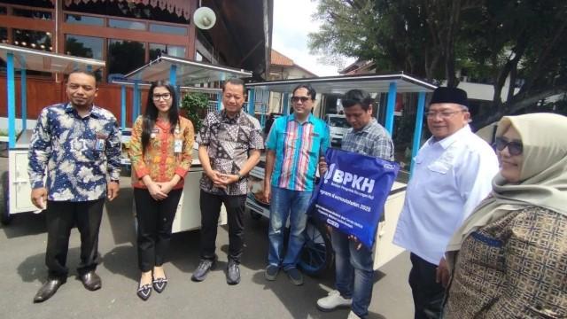 Sebanyak 50 PKL di Kudus Terima Bantuan Gerobak dan Tenda dari BPKH untuk Penguatan Ekonomi Umat