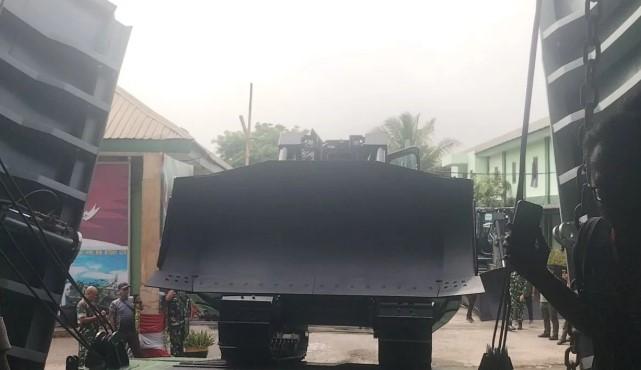 TNI AD Kirim Puluhan Alat Berat dan Mobil Penjernih Air ke Lokasi Bencana di Sumatera