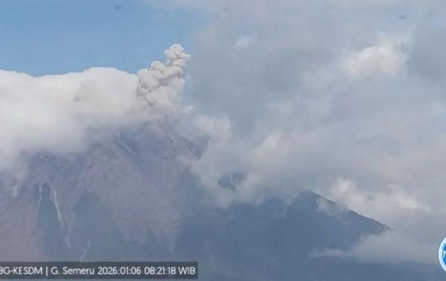 Gunung Semeru Meletus Tiga Kali dalam Sejam, PVMBG Keluarkan Peringatan Siaga dan Larangan Aktivitas di Zona Bahaya