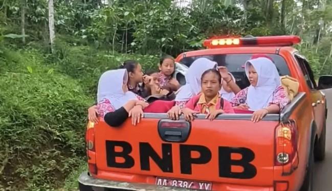 Jalan Putus Akibat Longsor, BPBD Temanggung Antar-Jemput Siswa SDN 2 Gemawang