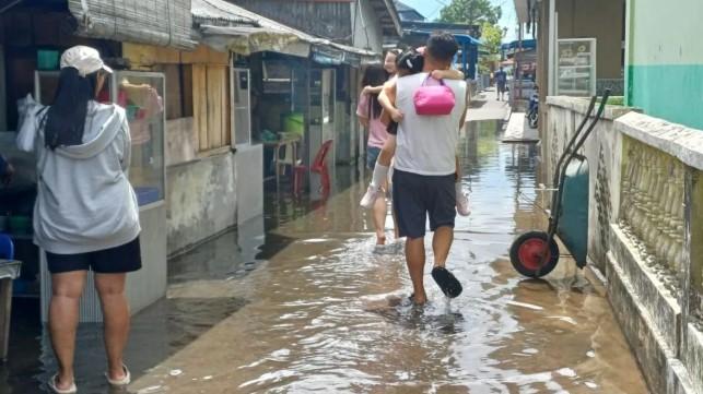 Banjir Rob Rendam Pusat Pertokoan dan Rumah Warga di Tanjungpinang, Kepulauan Riau