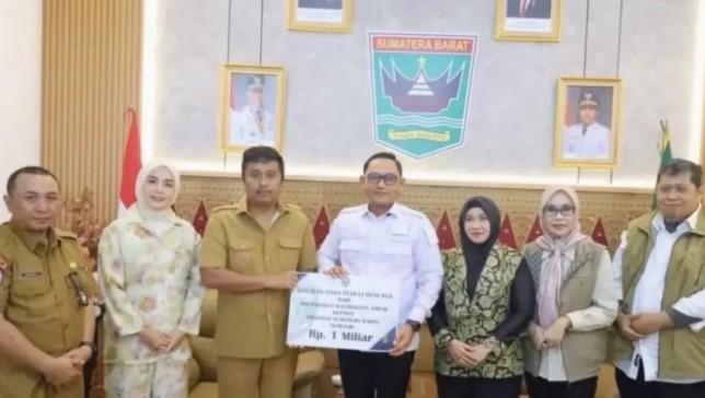 Kalimantan Timur Serahkan Bantuan Rp1 Miliar untuk Pemulihan Pascabencana di Sumatera Barat