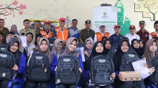 Baznas Salurkan Bantuan Perlengkapan Sekolah untuk Korban Banjir dan Longsor di Sumbar