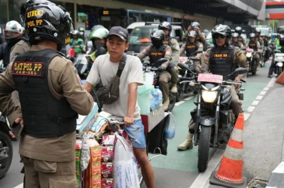 Satpol PP Tertibkan PKL di Jalan HR Rasuna Said dan Mampang Prapatan, 50 Personel Dikerahkan
