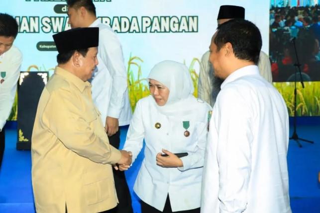 Gubernur Jatim Khofifah Terima Satyalancana Wira Karya atas Kontribusi Swasembada Pangan 2025