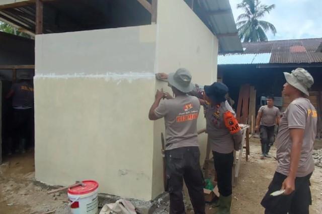 Brimob Polda Sumut Bangun Fasilitas MCK bagi Warga Terdampak Banjir dan Longsor di Tapanuli Selatan