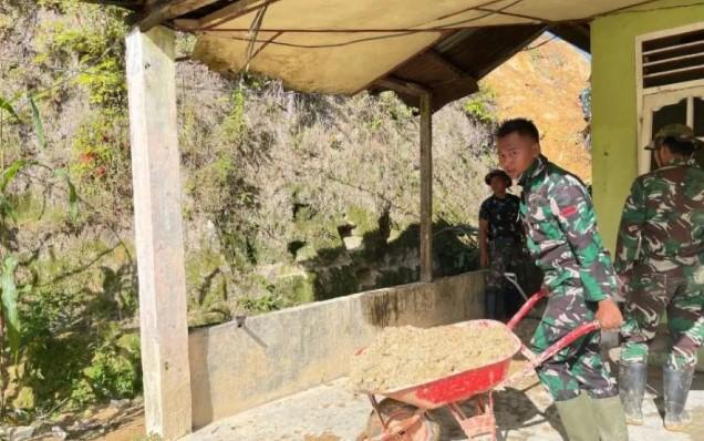 TNI AD Turun Tangan Bersihkan Rumah Warga Tertimbun Longsor di Tapanuli Utara