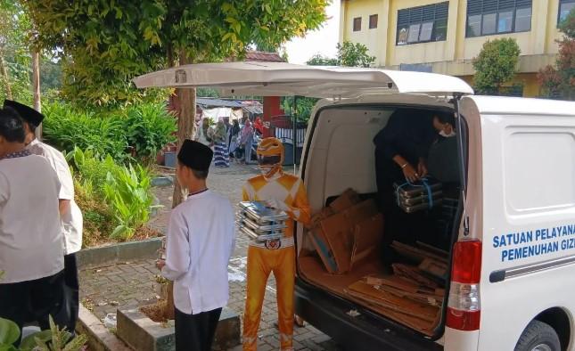 Petugas Dapur MBG di Cikupa Kenakan Kostum Power Ranger, Siswa SD Antusias Sambut Makanan Bergizi