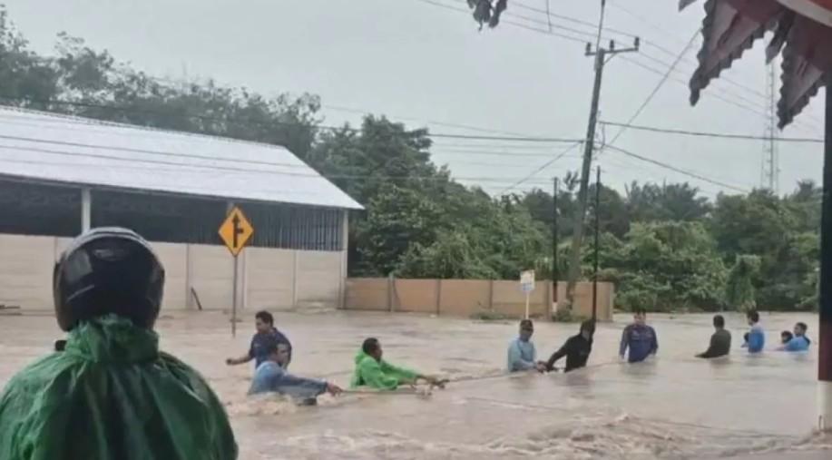 Banjir Rendam Desa Lubuk Lingkuk dan Lumpuhkan Akses Jalan, Warga Diimbau Mengungsi Jika Rumah Tak Layak Huni