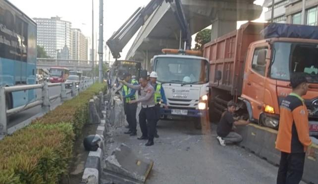 Truk Sampah Tabrak Separator Busway di Jalan MT Haryono Jakarta Selatan