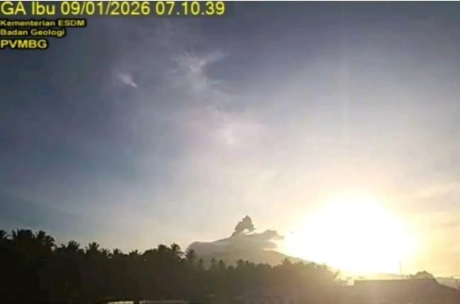 Gunung Ibu Erupsi, Kolom Abu Capai 400 Meter di Halmahera Barat