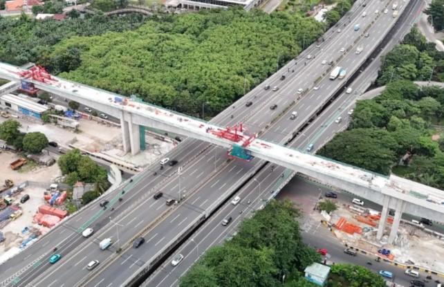 Perlintasan Layang LRT Jakarta Fase 1B Velodrome–Manggarai Tersambung 100 Persen di Atas Tol Wiyoto Wiyono