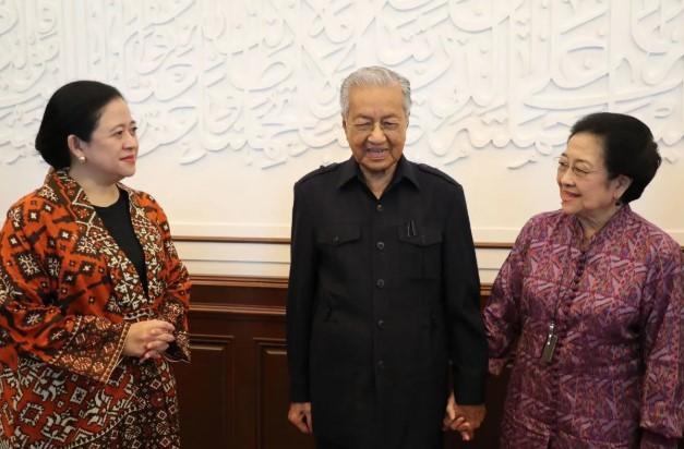 Mahathir Mohamad Jalani Fisioterapi Setelah Patah Tulang Pinggul, Tak Jalani Operasi
