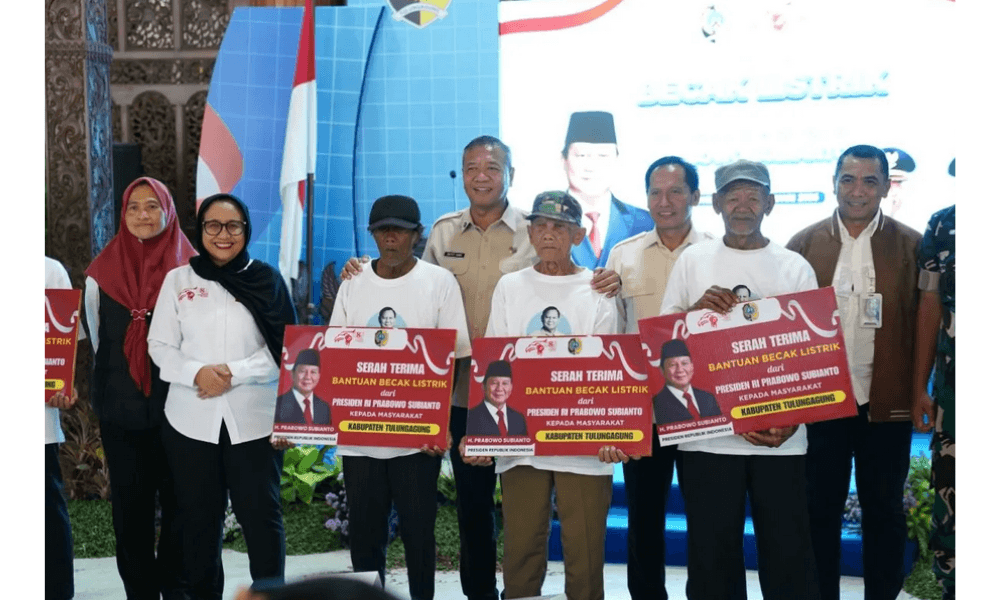 Presiden Prabowo Salurkan Becak Listrik ke Kakek 80 Tahun di Tulungagung, Harapan Baru bagi Penarik Becak Lansia