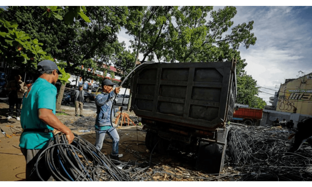 Pemkot Bandung Rampungkan Penurunan 14 Ton Kabel Udara di Jalan Buahbatu, Targetkan Penataan di Jalan Lain