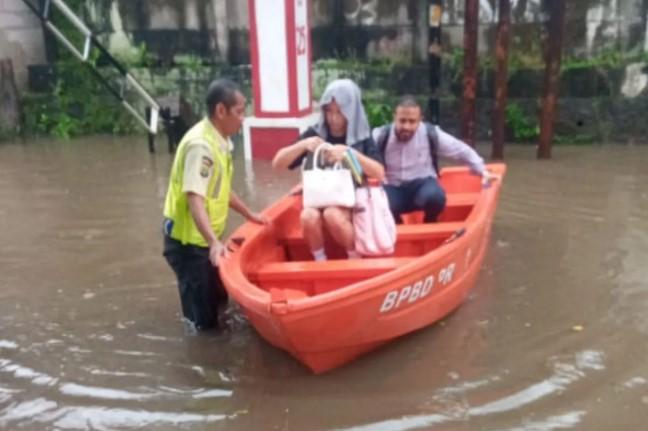 Banjir Akibat Hujan Deras Meluas di Jakarta, 23 Ruas Jalan dan 10 RT Terendam
